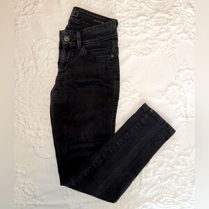 GUESS Curv-Ette Slim Jeans in black